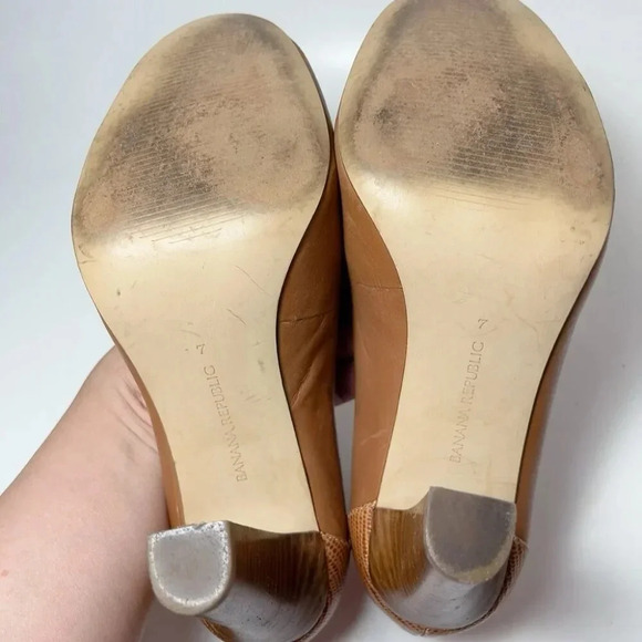 Banana Republic Womnes 7  Leather Buckle Accent Stacked Heel Slip-on Cognac - Picture 10 of 12